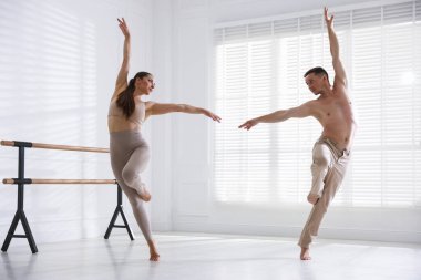 Stüdyoda birkaç profesyonel dansçı eğitimi.