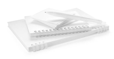 Not defterleri, kağıt notlar ve kalem beyaza izole edilmiş.