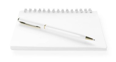 Beyaz üzerine izole edilmiş şık defter ve kalem