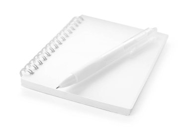 Beyaz üzerine izole edilmiş şık defter ve kalem