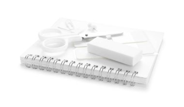 Not defteri ve diğer kırtasiye malzemesi beyaz üzerine izole edildi