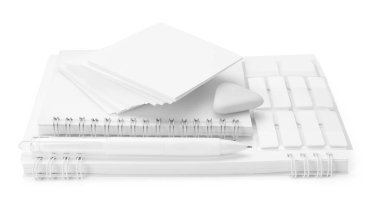 Not defterleri ve diğer kırtasiyeler beyaz üzerine izole edilmiş