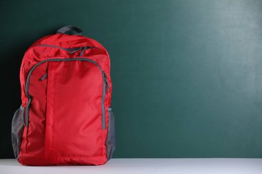 Masanın yanındaki kırmızı sırt çantası. Metin için boşluk