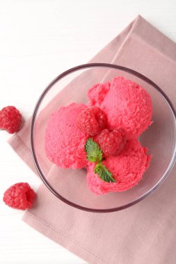 Lezzetli ahududu şerbeti, kasede nane, peçete ve taze böğürtlen beyaz ahşap masa, düz uzanmış