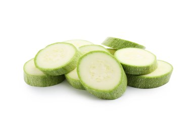 Beyaz üzerine izole edilmiş taze kabak dilimleri.