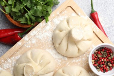 Pişmemiş khinkaliler (hamur tatlısı) ve hafif masada baharatlar, düz konum