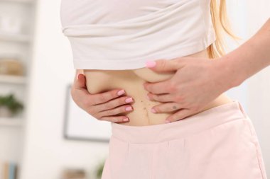 Karın boşluğu egzersizi yapan bir kadın, yakın çekim.