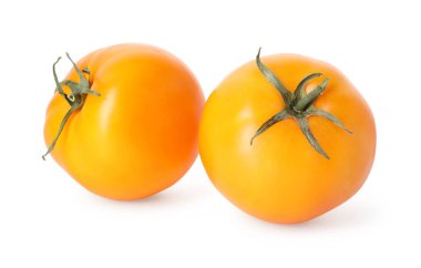 İki olgun sarı domates, beyaz üzerinde izole edilmiş.