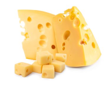 Taze peynir beyaz üzerinde izole edilmiş, bir takım parçalar.