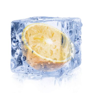 Beyaz zemin üzerinde taze portakalın yarısı buz küpünün içinde.