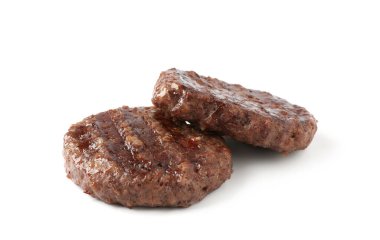 Lezzetli ızgara et köfteleri beyaz üzerine izole edilmiş.