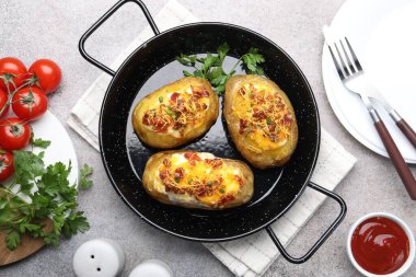 Gri masada servis edilen lezzetli fırınlanmış patatesler.