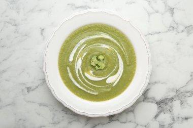 Beyaz mermer masada nefis brokoli kremalı çorba, üst manzara.