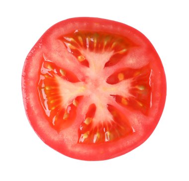 Taze domates dilimi beyaza izole edilmiş.