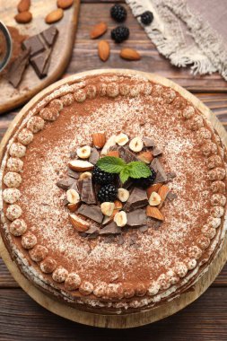 Çikolatalı, fındıklı, böğürtlenli ve kakao tozlu nefis krep.