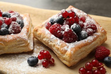 Böğürtlenli ve pudra şekerli lezzetli börekler, yakın plan.