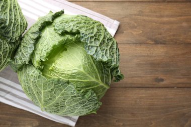 Tahta masada taze Savoy lahanaları, üst manzara. Metin için boşluk