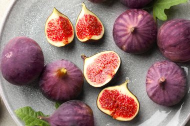 Gri tabakta bütün incir kesimi, üst manzara