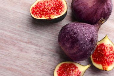 Ahşap masanın üstünde bütün incirleri kes.