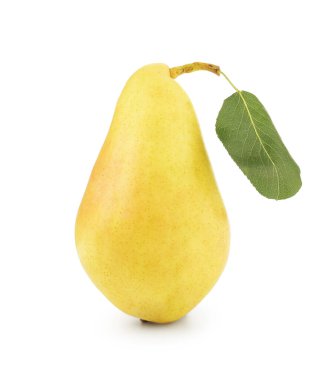 yeşil yaprak üzerinde beyaz izole olgun armut