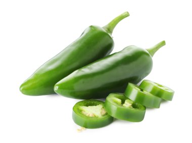 Tam ve dilimlenmiş yeşil biberler beyaza izole edilmiş.