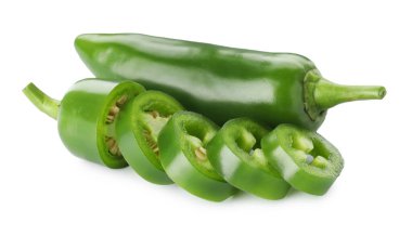 Tam ve dilimlenmiş yeşil biberler beyaza izole edilmiş.