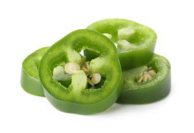 Yeşil biber dilimleri beyaza izole edilmiş.