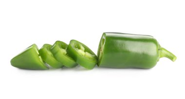 Dilimlenmiş yeşil biber beyaza izole edilmiş.