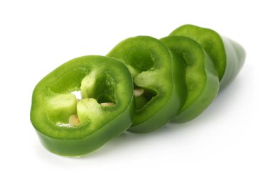 Yeşil biber dilimleri beyaza izole edilmiş.