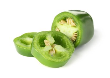 Yeşil biber dilimleri beyaza izole edilmiş.