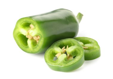 Dilimlenmiş yeşil biber beyaza izole edilmiş.