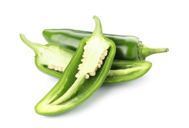 Tüm yeşil biberler beyaza izole edilmiş.