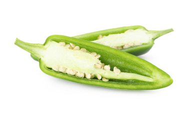 Yeşil biberli yarımlar beyaza izole edilmiş.