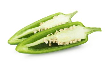 Yeşil biberli yarımlar beyaza izole edilmiş.