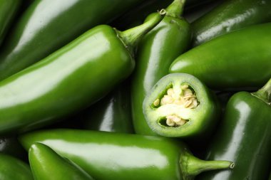 Arka plan olarak taze yeşil biberler, yakın plan.