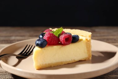 Taze böğürtlen ve çatallı nefis bir cheesecake.