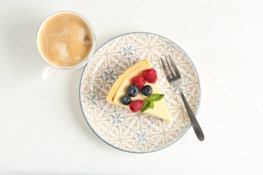 Taze böğürtlenli ve nane kokulu leziz bir cheesecake.