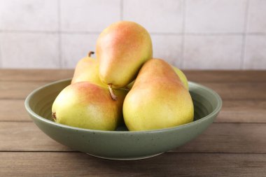 Tahta masadaki taze armutlar, yakın plan.