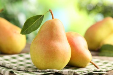 Açık havada taze olgun armutlar, yakın plan.