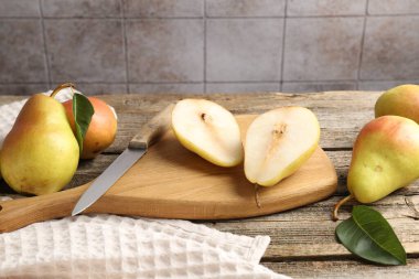 Pek çok taze armut ve yaprak ahşap masada, yakın plan