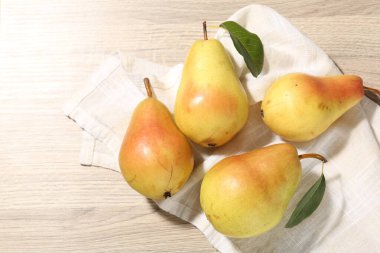 Bir sürü taze armut ve yaprak ahşap masada, düz yatıyordu. Metin için boşluk