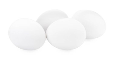 Birçok çiğ tavuk yumurtası beyaz üzerine izole edilmiş.