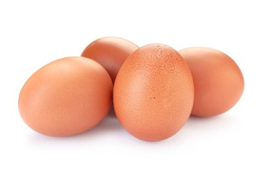 Birçok çiğ tavuk yumurtası beyaz üzerine izole edilmiş.