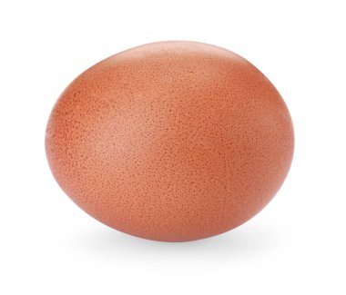 Bir çiğ tavuk yumurtası beyaza izole edilmiş.