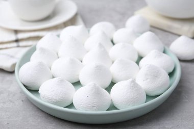 Gri masada leziz kurabiyeler, yakın plan.