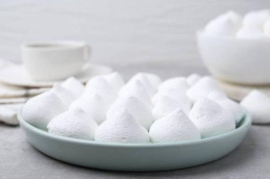 Gri masada leziz kurabiyeler, yakın plan.