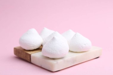 Pembe arka planda bir sürü lezzetli kurabiye, yakın plan.