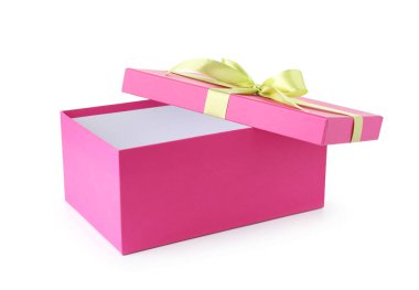 Bir açık hediye kutusu beyaza izole edilmiş.