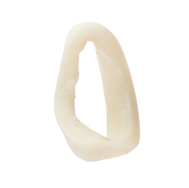 Bir çiğ mürekkep balığı halkası beyaza izole edilmiş.