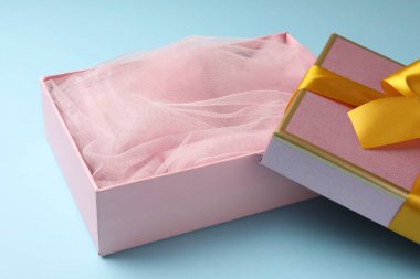 Açık mavi kapaklı güzel bir hediye kutusu, yakın plan.